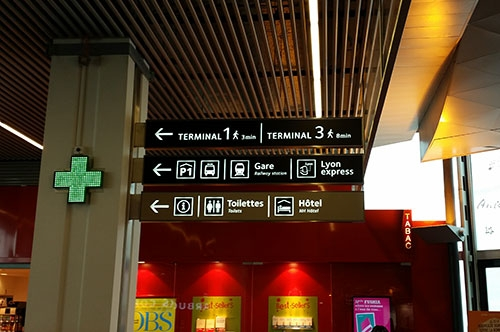 Tridonic LED modules and LNU dimmers optmize legibility and energy efficiency of Lyon airport LED signage