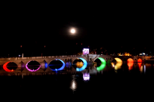 Philips LED fixtures reveal architecture of Turkey's Tunca Bridge