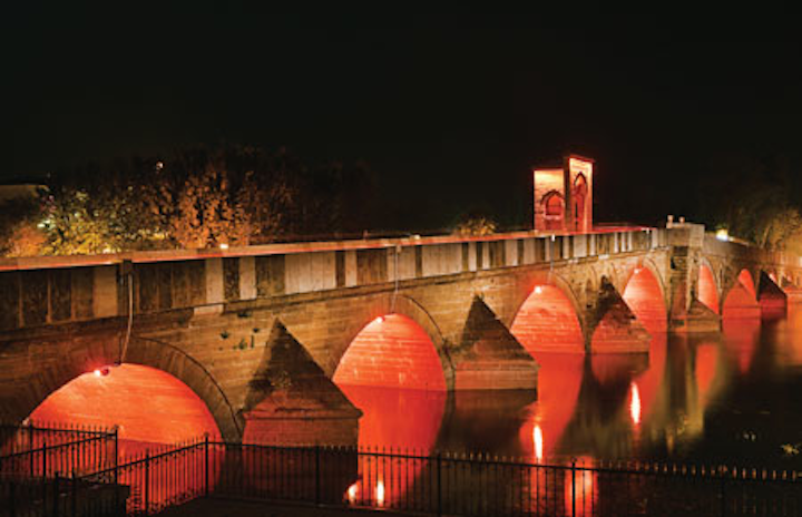 Philips LED fixtures reveal architecture of Turkey's Tunca Bridge