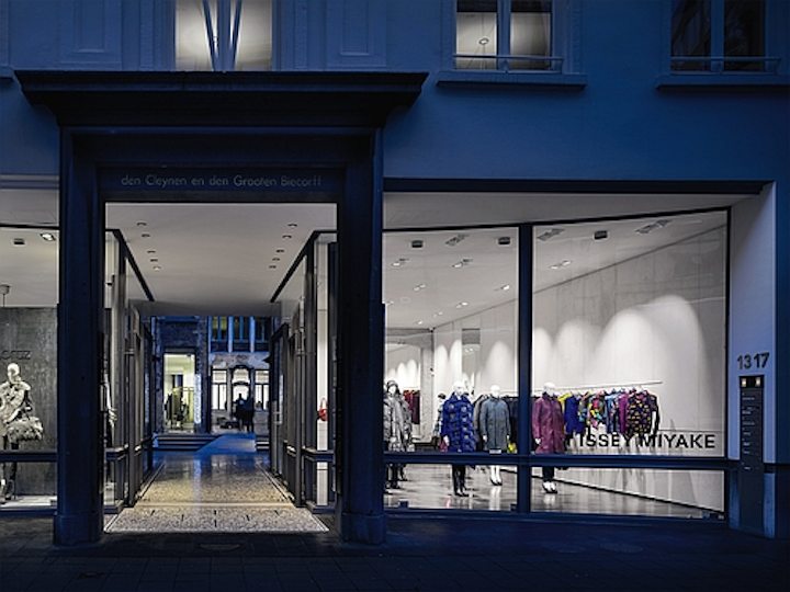 Zumtobel LED lighting lets designer store shine