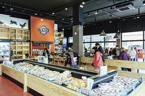 ERCO LED lighting helps provide appetizing presentation of regional specialties at Casa Tió retail shop