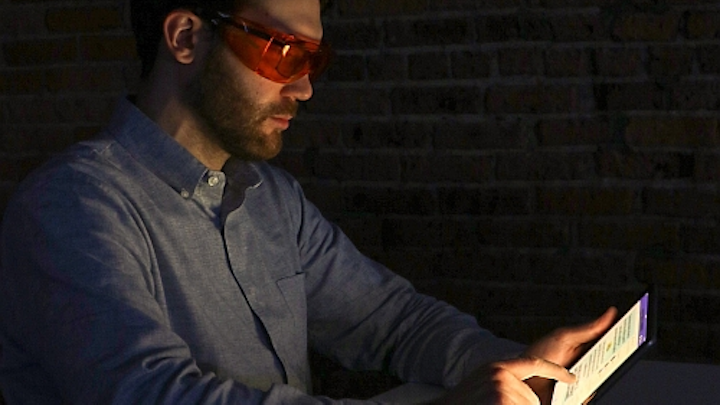 LRC study shows changing a gadget’s nighttime screen hue makes no difference to sleep