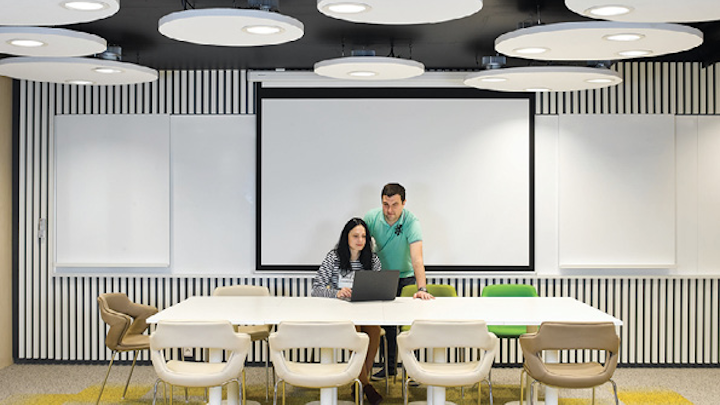 Human-centric lighting boosts productivity in this Prague office building (MAGAZINE)