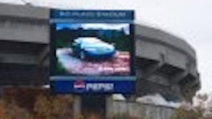 Content Dam Leds En Articles 2005 12 Displays Billboard Video New Daktronics Installations Leftcolumn Article Thumbnailimage File