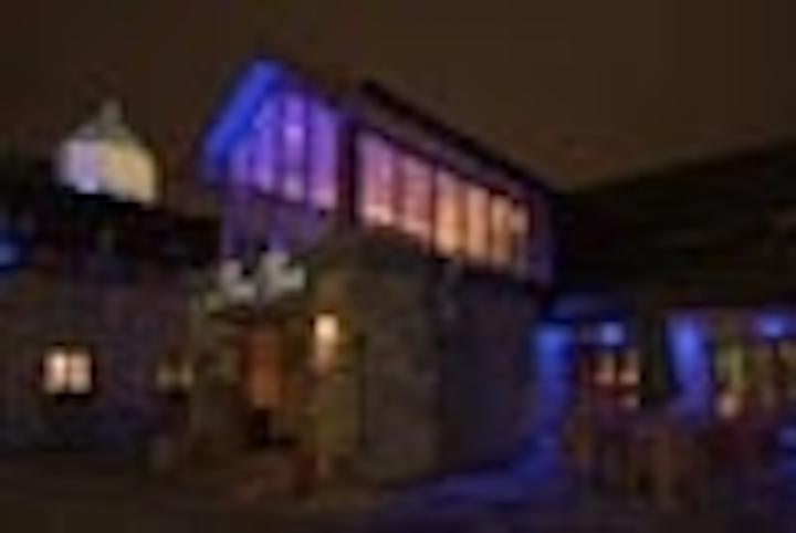 Content Dam Leds En Articles 2006 02 I Vision Lights Historic Courtyard Hotel Leftcolumn Article Thumbnailimage File