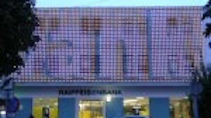 Content Dam Leds En Articles 2006 09 Vivid Effect Provides Eye Catching Led Frontage For Austrian Bank Leftcolumn Article Thumbnailimage File
