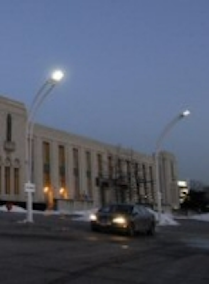Content Dam Leds En Articles 2007 03 Led Streetlights Help Toronto Become Brighter Greener Leftcolumn Article Thumbnailimage File