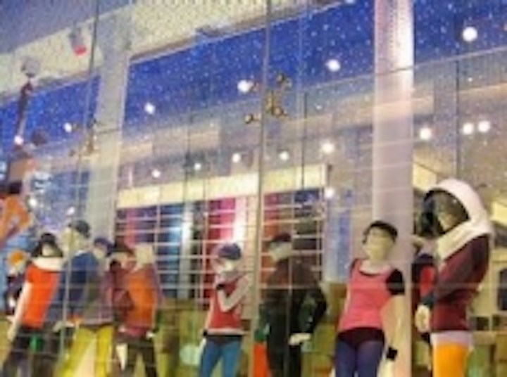 Content Dam Leds En Ugc 2009 05 Led Waves Provides Uniqlo Store With Custom Led Net Lights Leftcolumn Article Thumbnailimage File