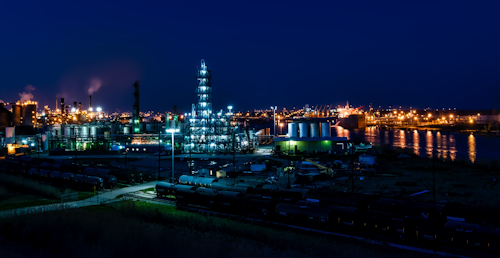 Refineries have to be well lit for safety reasons at night, so there’s no other way to mitigate circadian disruption than by minimizing the blue content, says Circadian Light CEO Dr. Martin Moore-Ede. (Photo credit: Image by David Mark from Pixabay.)