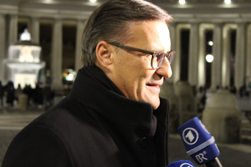 With two takeover offers on the table, Osram CEO Olaf Berlien appears to be looking away from ams and toward the side of the lower but more “resilient” offer from Bain/Carlyle. His supervisory board sees things differently. (Photo credit: Image courtesy of Mark Halper.)