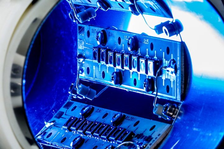 High-power UVED tunnel modul for molecular surface engineering (MSE) on micro beads