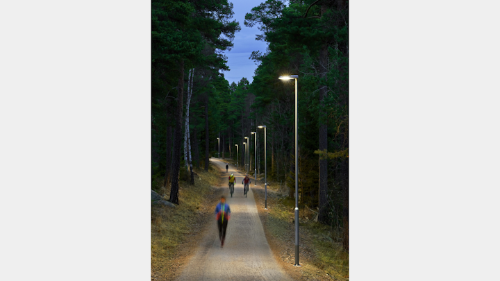 Les luminaires Evolume de Fagerhult s'éclairent et s'assombrissent sur une piste de jogging et de cyclisme à Gavle, en Suède, grâce aux détecteurs et contrôleurs de mouvement Seneco intégrés.  (Crédit photo: Image reproduite avec l'aimable autorisation de Fagerhult.)