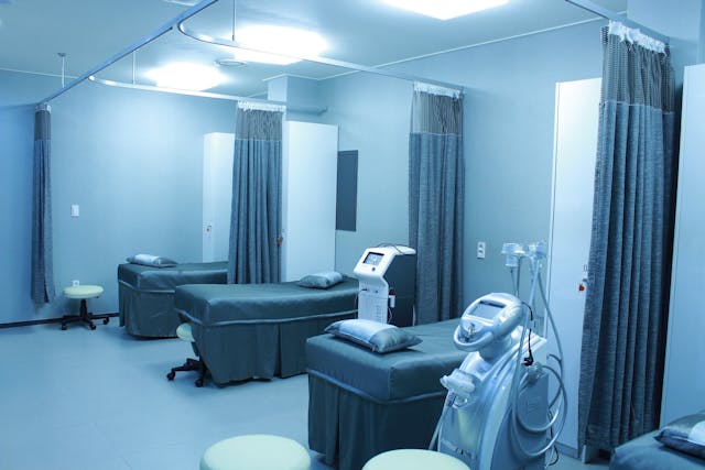 In a recent Pacific Northwest National Laboratory (PNNL) study phase, nurses shared their responses to simulated patient rooms under 13 different lighting conditions with varying tunable spectra and dimming levels. (Photo credit: Photo is a general patient room and not representative of PNNL study. Image by sungmin cho via Pixabay; used under free license for commercial or non-commercial purposes.)