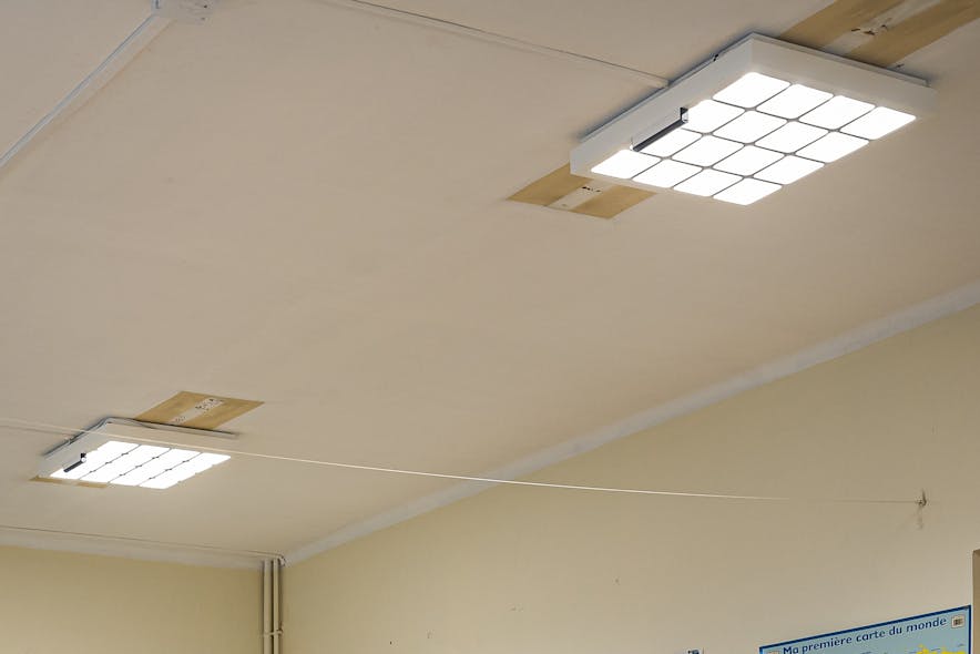 The school in Flobecq is using Signify LED luminaires for illumination, with infrared transmitters plugged into them for Li-Fi. The transmitters are the black-edged units in one of the sides of each luminaire.