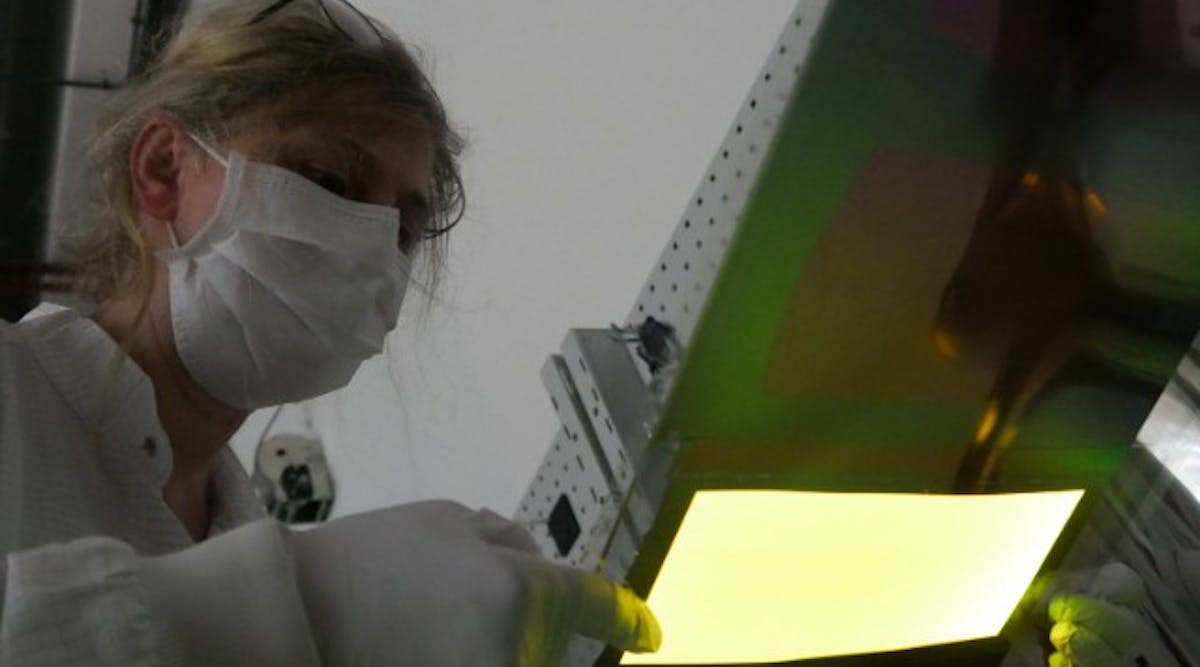 &copy; Fraunhofer FEP First inspection of an OLED after roll-to-roll processing and before laser separation