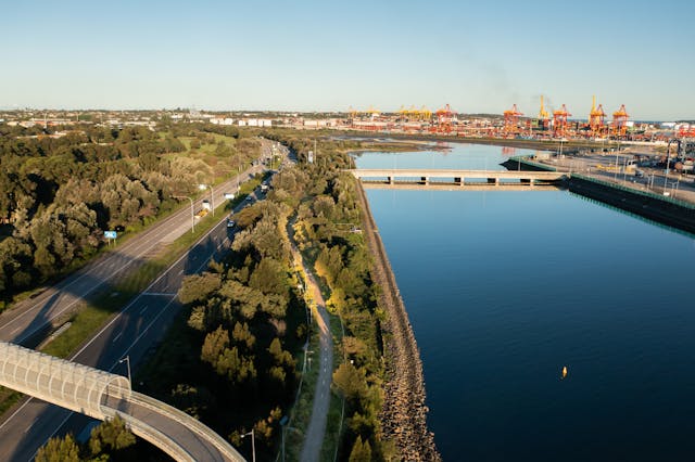 A 2km pathway at Port Botany opposite the freight terminal and Sydney Airport utilizes solar street lights.
