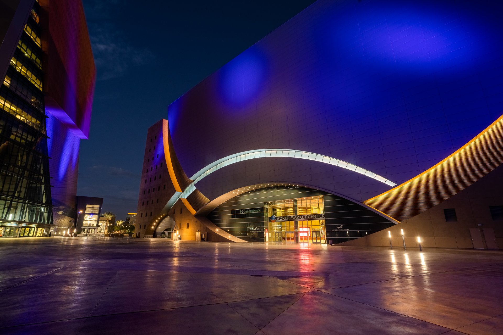 SSL IN ACTION Robust LED linear lighting beckons to Las Vegas exhibit