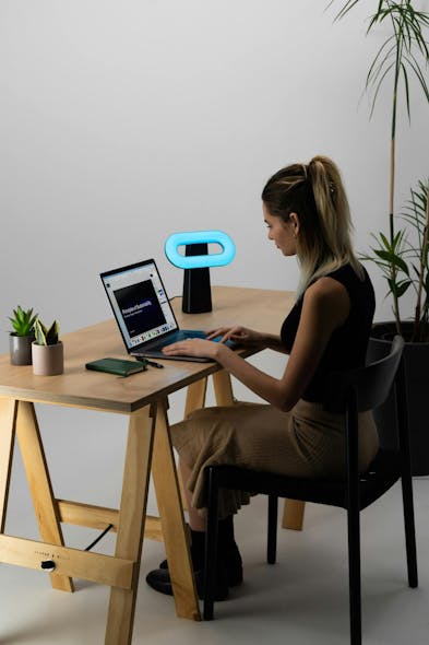 The Osin Loop circadian lamp is designed to fit comfortably on an occupant&rsquo;s desk and deliver circadian-effective 480-nm light during the day, until 4:30 PM local time when it begins to transition toward sunset hours and evening amber light to avoid melatonin suppression.